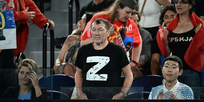 Ein Mann in einem T-Shirt mit dem weissen Z als Aufschrift beim Spiel von Novak Djokovic. Novak Djokovic