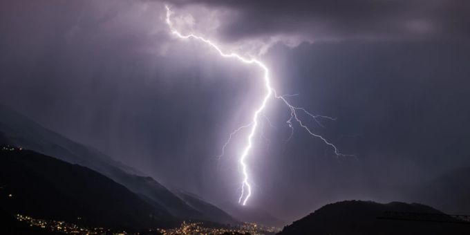 Im Kanton Tessin blitzt es am meisten – wie hier über Lamone Cadempino bei Lugano im 2015. (Archivbild) tessin