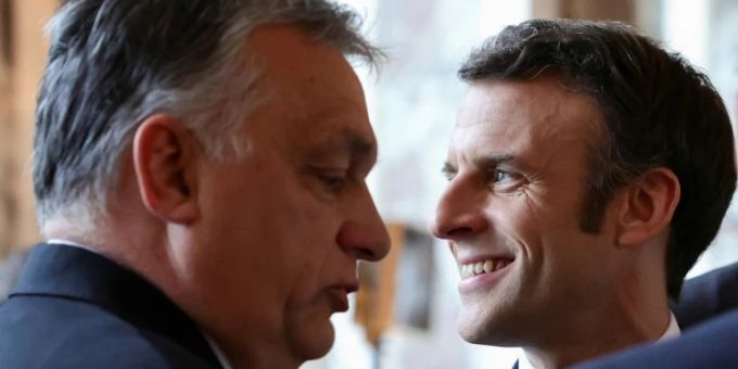In Ungarn - Macron spricht mit Orban über mögliches Öl-Embargo