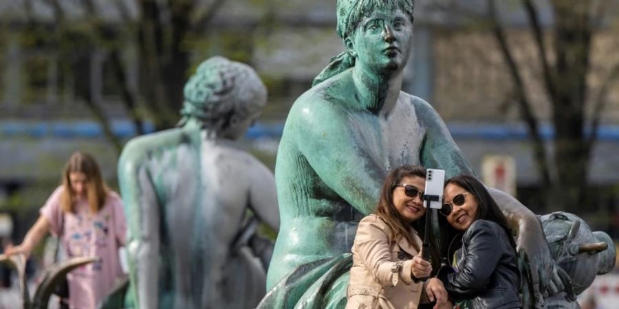 Touristen vor Neptunbrunnen in Berlin