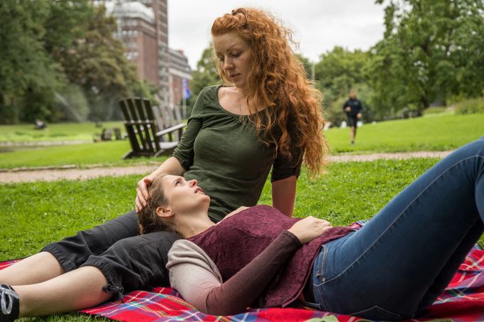 Der wichtigste Anker in der Trauerzeit ist das soziale Umfeld. Freunde können Trauernden Stabilität geben. Frauen Park Decke Rasen