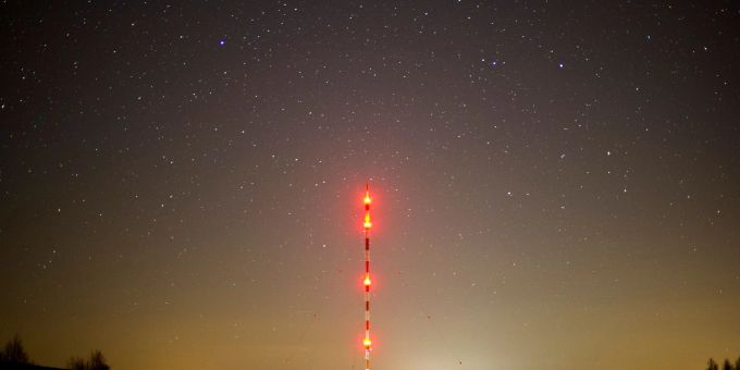 Ein Sendemast in Visselhövede (Niedersachsen) vor dem Sternenhimmel. Der Sender Visselhövede ist eine Sendeanlage für Hörfunk und Fernsehen. Ein Sendemast in Visselhövede (Niedersachsen) vor dem Sternenhimmel. Der Sender Visselhövede ist eine Sendeanlage für Hörfunk und Fernsehen.