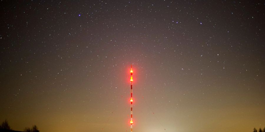 Ein Sendemast in Visselhövede (Niedersachsen) vor dem Sternenhimmel. Der Sender Visselhövede ist eine Sendeanlage für Hörfunk und Fernsehen.