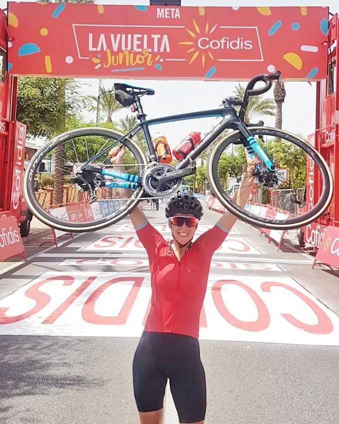 Monika Sattler bei der Vuelta in Spanien. Monika Sattler mit Velo