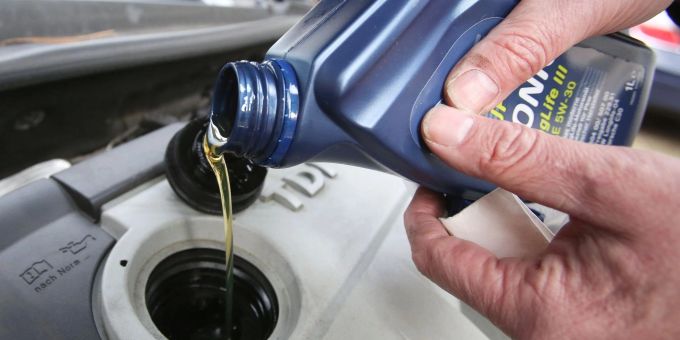 Zu wenig Motoröl? Dann schnell nachfüllen, sonst nimmt der Motor Schaden. Zu wenig Motoröl? Dann schnell nachfüllen, sonst nimmt der Motor Schaden.