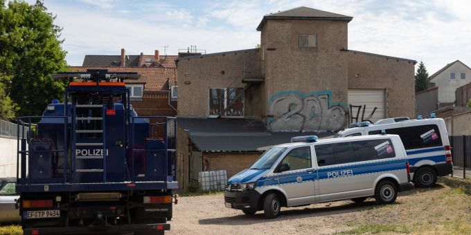 Mit einem Grossaufgebot hat die Polizei in Thüringen, Schleswig-Holstein und Berlin insgesamt 26 Wohn- und Geschäftsräume durchsucht. Mit einem Grossaufgebot hat die Polizei in Thüringen, Schleswig-Holstein und Berlin insgesamt 26 Wohn- und Geschäftsräume durchsucht.