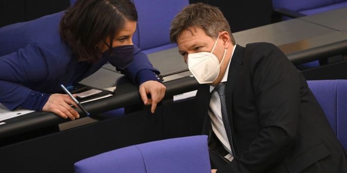 Annalena Baerbock, Bundesaussenministerin und Robert Habeck (beide Grüne), Bundeswirtschaftsminister, unterhalten sich während der Sitzung des Bundestags. Annalena Baerbock, Bundesaussenministerin und Robert Habeck (beide Grüne), Bundeswirtschaftsminister, unterhalten sich während der Sitzung des Bundestags.