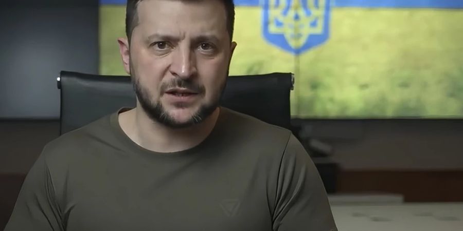 HANDOUT - Dieses Videostandbild aus einem vom Pressebüro des ukrainischen Präsidenten zur Verfügung gestellte Video zeigt Wolodymyr Selenskyj, Präsident der Ukraine. Selenskyj hat in einem Interview mit dem Sender CNN die ganze Welt vor einem russischen Einsatz von Atombomben gewarnt. Foto: Uncredited/Ukrainian Presidential Press Office/AP/dpa - ACHTUNG: Nur zur redaktionellen Verwendung und nur mit vollständiger Nennung des vorstehenden Credits