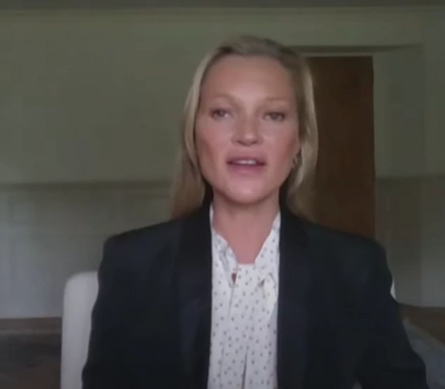 Kate Moss entwischt bei der Zeugenaussage ein Lächeln, als sie nach Johnny Depp gefragt wird.