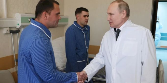 Putin mit verletzten Soldaten Putin mit verletzten Soldaten