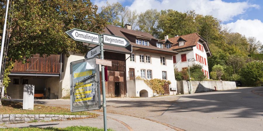 Ein Wegweiser in Hemmiken nach Wegenstetten (AG), Ormalingen und Buus. Die Gemeinde ist durch Nebenstrassen mit Gemeinden in den Kantonen Baselland und Aargau verbunden.