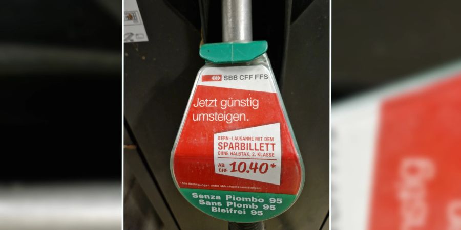 Die SBB macht an den Tankstellen Werbung für Spar-Billette.