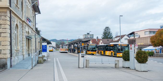 Der Busbahnhof vor dem Bahnhof Uznach. Der Busbahnhof vor dem Bahnhof Uznach.