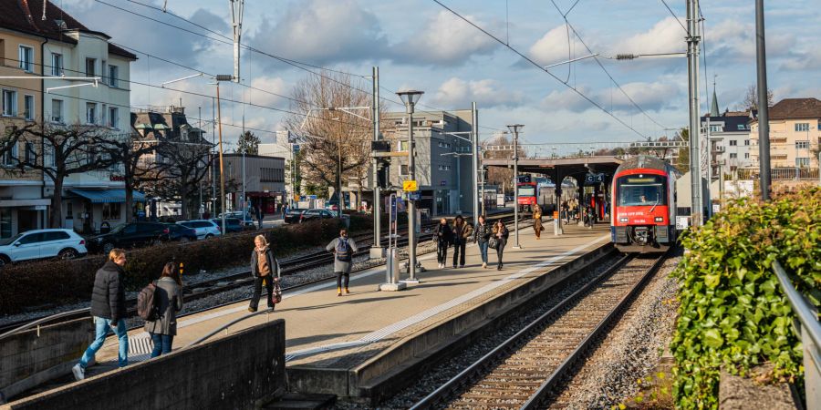 Eine Zugdurchfahrt am Bahnhof Küsnacht (ZH).