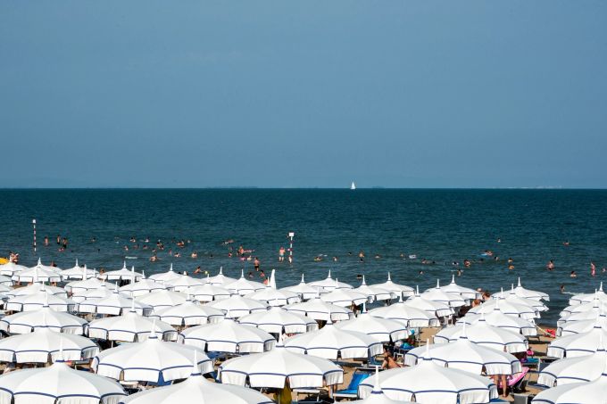 Sonnenschirme so weit das Auge reicht. Strandbäder Lignano