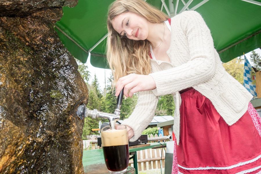 Frau Bier Stein zapfen Bayern Dirndl