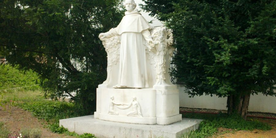 Eine Statue erinnert im Garten des Augustinerklosters im tschechischen Brünn (Brno) an den Mönch und Botaniker Gregor Johann Mendel.