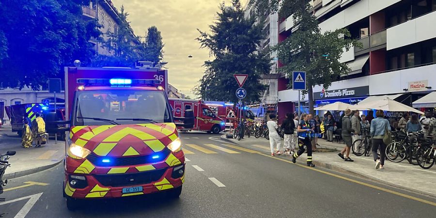 Ein Abfallbrand im Zugang eines Wohnhauses in Carouge GE hat in der Nacht auf Sonntag einen starken Rauch entwickelt.