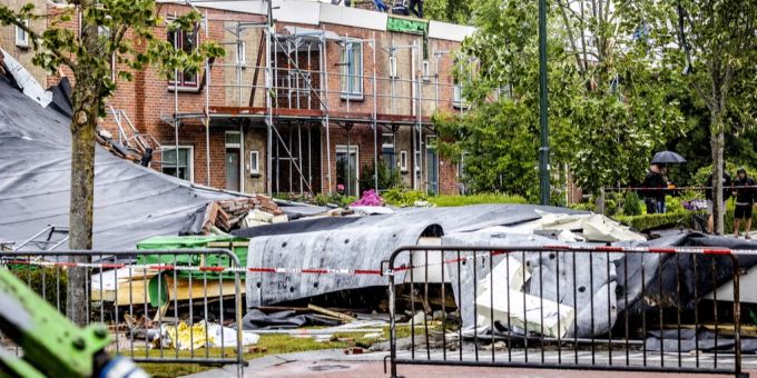 Trümmer liegen auf dem Boden nach dem Tornado in Zierikzee (NLD). tornado