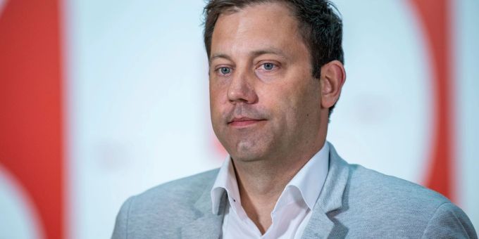 SPD-Chef Lars Klingbeil räumte ein, dass in der Vergangenheit im Umgang mit Russland Fehler gemacht wurden. SPD-Chef Lars Klingbeil räumte ein, dass in der Vergangenheit im Umgang mit Russland Fehler gemacht wurden.