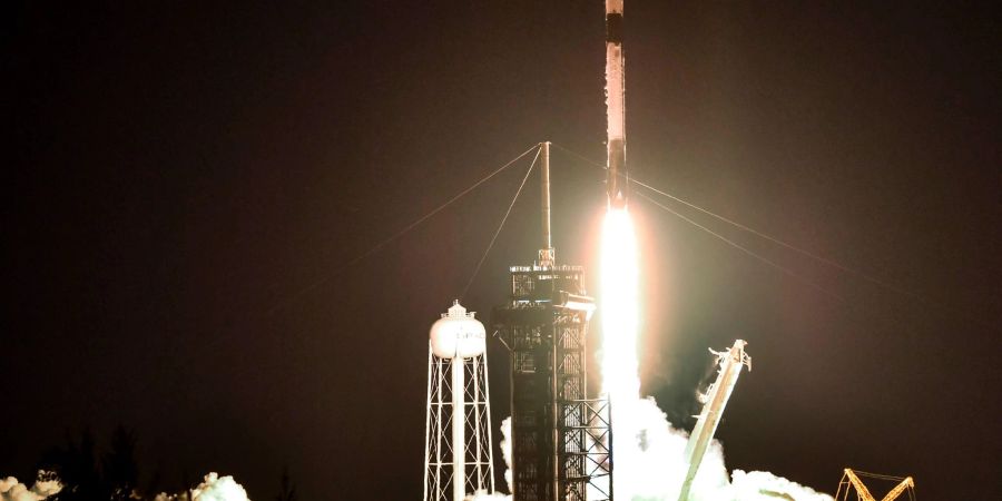 Eine SpaceX Falcon 9-Rakete hebt vom Kennedy Space Center in Florida ab. Die Dragon-Kapsel an der Spitze der Rakete ist mit Vorräten für die Internationale Raumstation gefüllt.