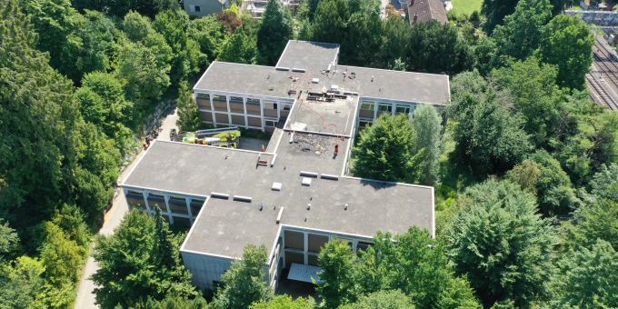 Brand auf Dach eines Schulgebäudes.