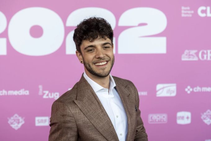 Luca Hänni baut gerade ein Haus (um). Luca Hänni
