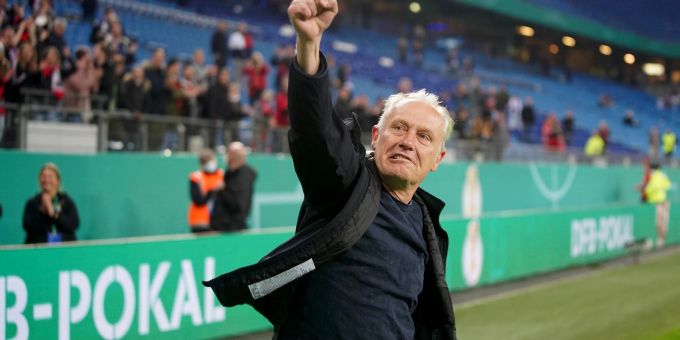 Freut sich mit den Fans über den Einzug ins Pokalfinale: Freiburgs Trainer Christian Streich. Freut sich mit den Fans über den Einzug ins Pokalfinale: Freiburgs Trainer Christian Streich.