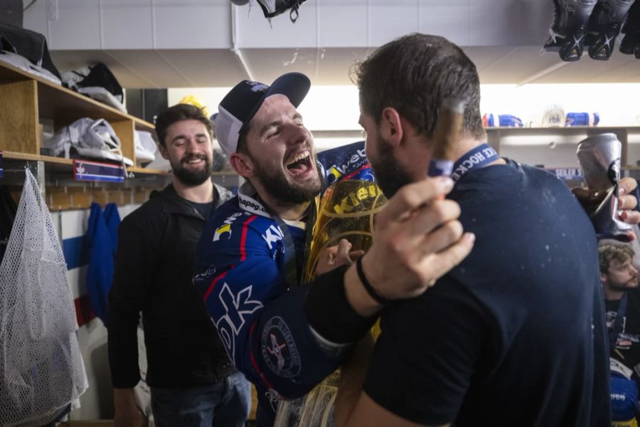 Die Spieler liegen sich nach dem Triumph in den Armen.