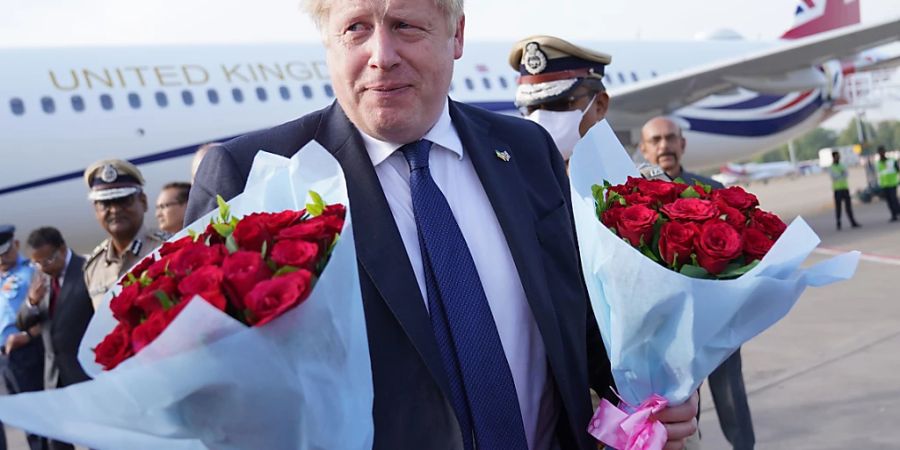 Premierminister Boris Johnson zu Beginn seines zweitägigen Besuchs in Indien auf dem internationalen Flughafen Sarda Vallabhbhai Patel. Foto: Stefan Rousseau/PA Wire/dpa