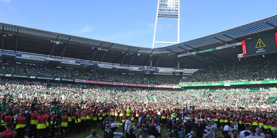 Nach dem Aufstieg von Werder Bremen gab es einen Platzsturm.