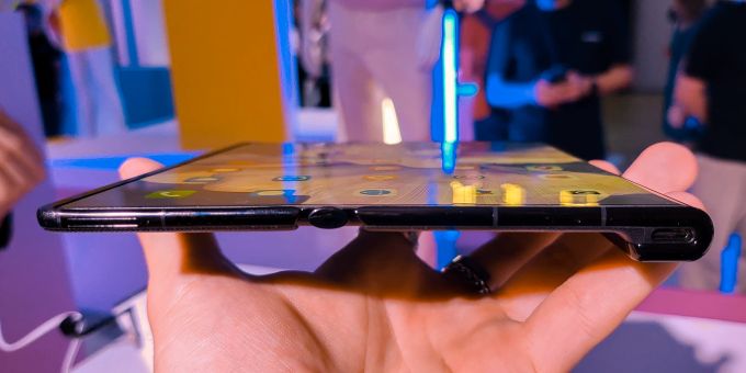 Im geöffneten Zustand ist das Huawei Mate Xs 2 nicht nur sehr flach, sondern auch beeindruckend dünn. Huawei Mate Xs 2