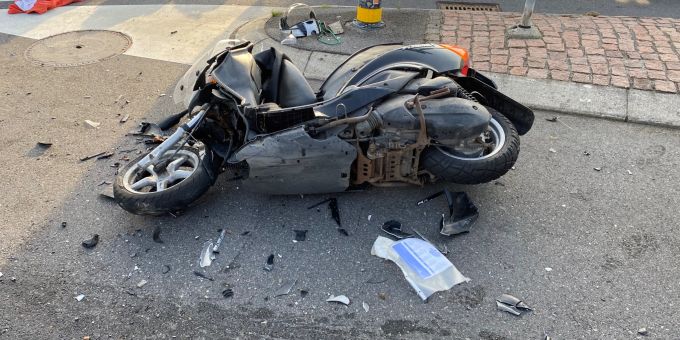 Rollerfahrerin bei Kollision mit Auto verletzt.