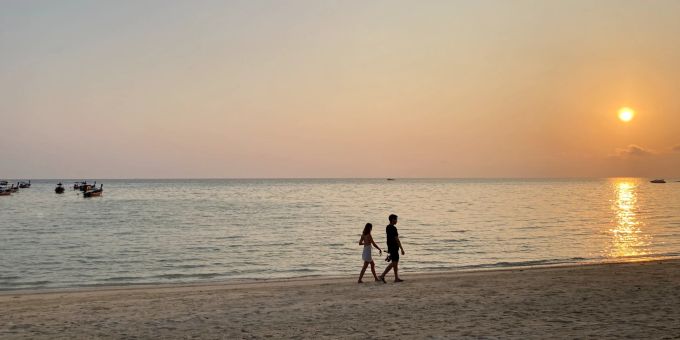 Stille statt Party: Den Strand der Bucht Loh Ba Kao Bay auf Phi Phi Don haben Reisende fast für sich allein. Paar Mann Frau Meer Sonnenuntergang Strand