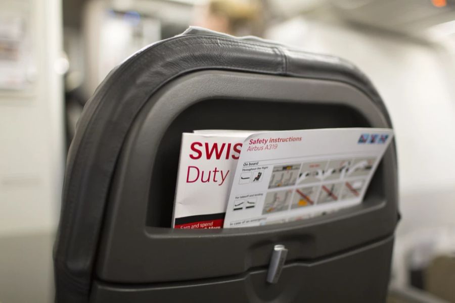 Die Sicherheitsanweisungen und ein Duty-free Prospekt in einem Flugzeug der Fluggesellschaft Swiss im April 2013. (Archivbild)