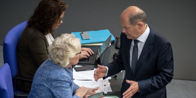 Bundeskanzler Olaf Scholz (SPD) spricht während der Haushaltsdebatte im Bundestag mit Verteidigungsministerin und Parteikollegin Christine Lambrecht. Michael Kappeler/dpa Lambrecht und Scholz