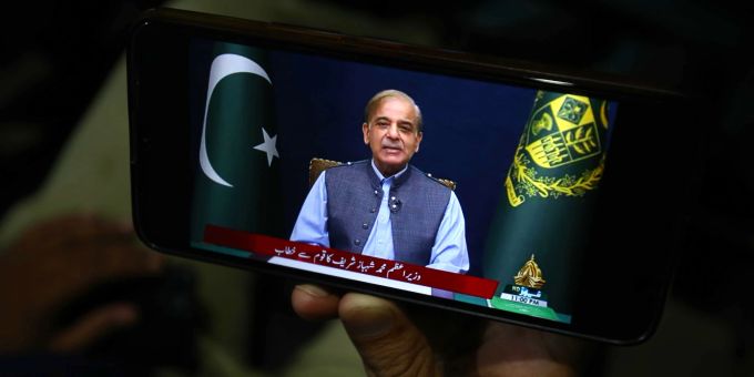 Ein Pakistani schaut die Fernsehansprache des neuen Regierungschef Shehbaz Sharif auf einem Mobiltelefon in Karachi. (EPA/SHAHZAIB AKBER) pakistan