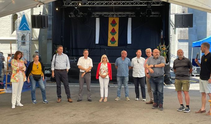 Der alte und neue Stadtrat Wetzikons mit dem abtretenden Stadtpräsidenten Ruedi Rüfenacht (4.v.l.) Stadtrat
