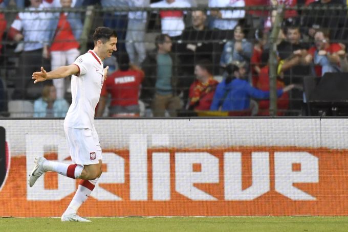 Fliegt er bald nach Spanien? Robert Lewandowski will den FC Bayern München verlassen und zum FC Barcelona wechseln. Robert Lewandowski