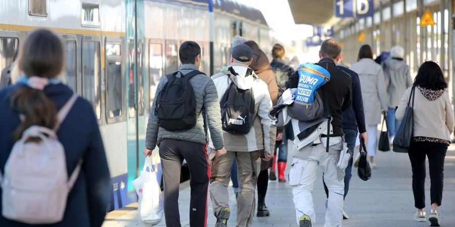 Reisende und Pendler gehen zu einem Zug, der Westerland verlässt. Mit dem Start des 9-Euro-Tickets werden über Pfingsten mehr Besucher auf der Insel Sylt erwartet.