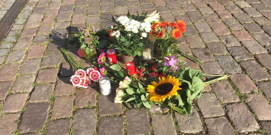 In Gedenken: Blumen liegen auf dem Platz vor dem Kieler Rathaus.