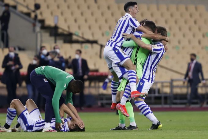 Die Spieler von Real Sociedad bejubeln den Pokal-Triumph. La Liga