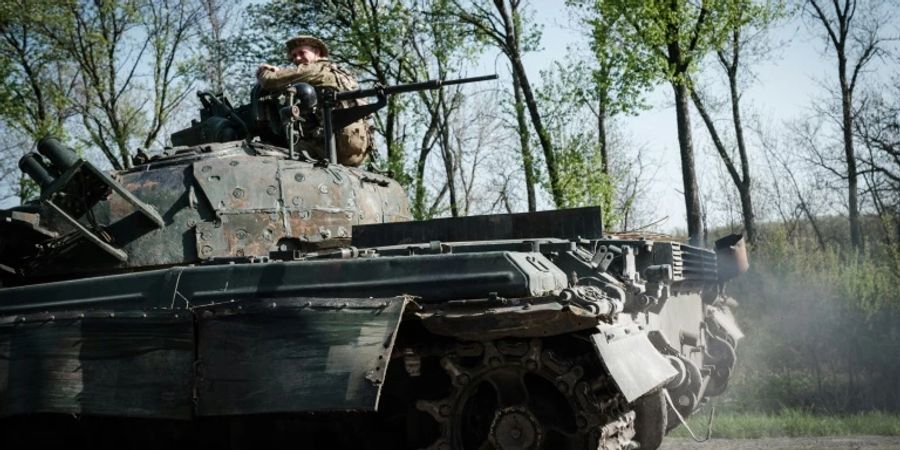 Ein ukrainischer Soldat sitzt in Slowjansk auf einem Panzer