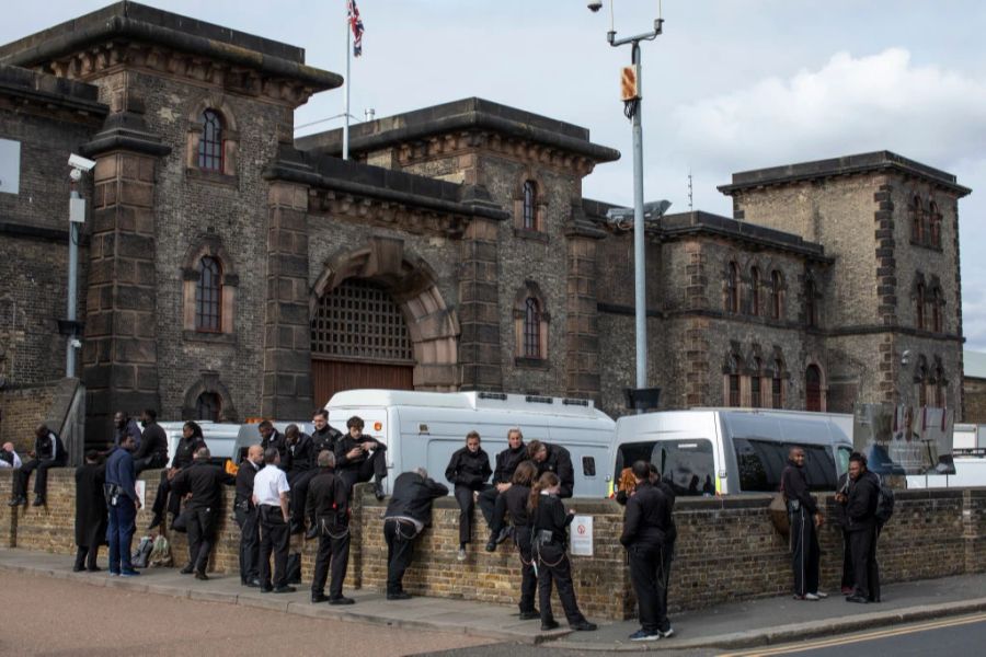 Mitarbeiter vor dem Wandsworth-Gefängnis in London. Hier verbringt Boris Becker einen Teil der nächsten 2,5 Jahre.