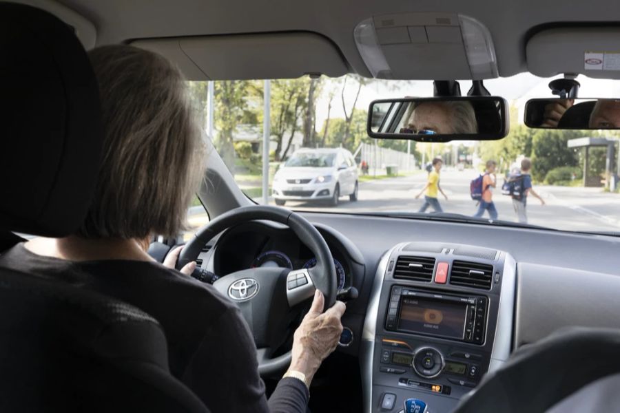 seniorin autofahren