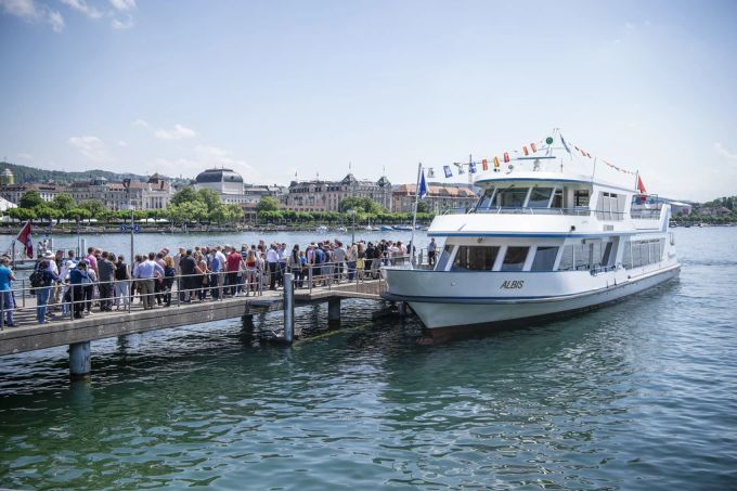 Bei schönem Wetter ist der Andrang auf die Schiffe auf dem Zürichsee gross, die Angestellten müssen oft lange und viel arbeiten. (Archivbild) Zürichsee