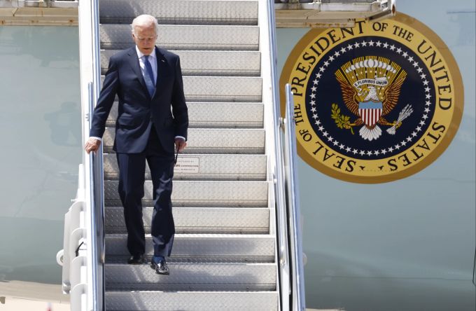 US-Präsident Joe Biden steigt bei seiner Ankunft in Madrid die Treppe der Air Force One hinunter. joe biden