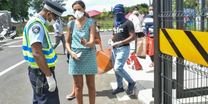 In Mauritius war zwischenzeitlich sogar der Zugang zu Supermärkten eingeschränkt In Mauritius war zwischenzeitlich sogar der Zugang zu Supermärkten eingeschränkt
