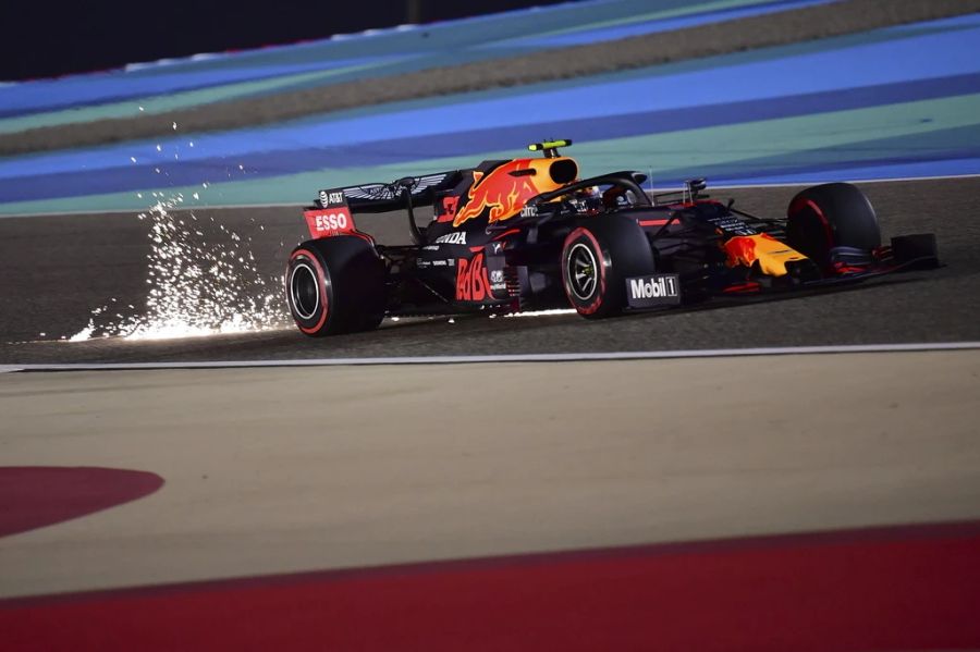 Alex Albon am Steuer des Red Bull RB16 im Jahr 2020.