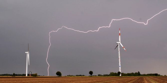 Feld Windräder Blitz Gewitter